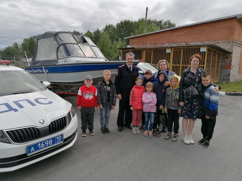 В Пудоже полицейские и общественники провели экскурсию для воспитанников Центра помощи детям